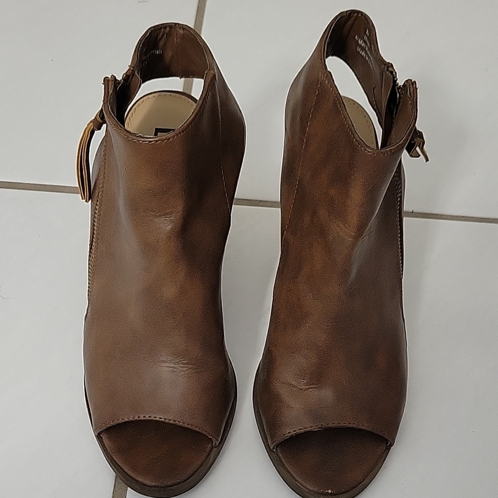 Size 8 brown Diba heels